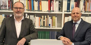 Auf dem Foto: US-Generalkonsul Brian Heath und LpB-Direktor Bernhard Kukatzki