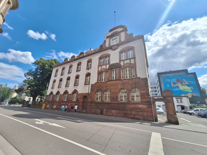 Außenansicht Vorderseite; Bildunterschrift: Der ehemalige Dienstsitz der Geheimen Staatspolizei Neustadt an der Weinstraße, Konrad-Adenauer-Straße 10